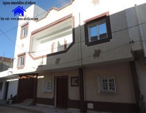 0704 - للبيع  بالقيروان طريق حفوز في ارض العروسي منزل مساحته 200 م م